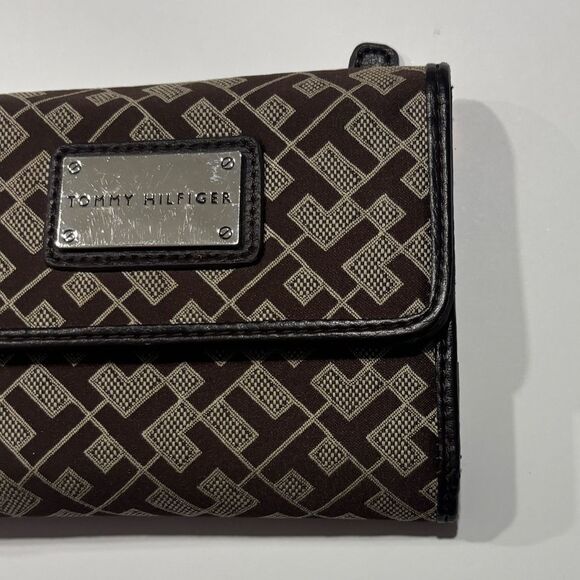 Tommy Hilfiger | 2011 Women’s Small Trifold Brown Wallet - Picture 6 of 15